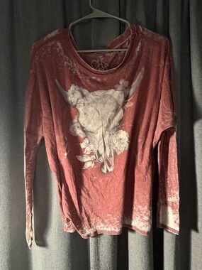 Women's Dusty Rose Long-Sleeve Graphic Tee with Skull Motif